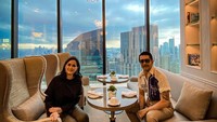 Ia pun dikenal sebagai sosok suami yang romantis. Bagaimana tidak, Ferry Salim sering mengunggah momen makan bersama sang istri. Foto: Instagram @ferrysal1m