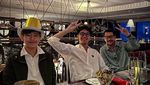 Momen Ferry Salim saat Kulineran Bareng Keluarga Kecilnya