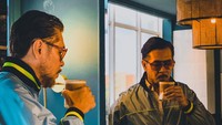 Posenya saat ngopi ini berhasil membuat netizen terpesona. Ferry Salim tetap terlihat awet muda meski usianya sudah 56 tahun. Foto: Instagram @ferrysal1m