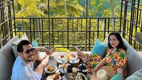 Berlibur bersama, begini momen Ferry Salim dan sang istri saat sarapan ditemani dengan pemandangan alam yang hijau. Foto: Instagram @ferrysal1m