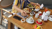 Ini momen sarapan Ferry Salim ketika menginap di sebuah hotel. Selain kopi, ia juga memesan salad dan buah-buahan segar. Foto: Instagram @ferrysal1m