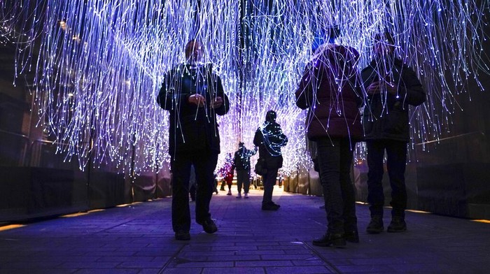 Festival Lampu Musim Dingin Kembali Terangi London People take pictures of