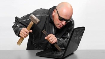 Ilustrasi cara hack laptop... Foto: Boredpanda