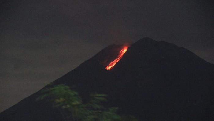G. Semeru, teramati guguran lava pijar dg jarak lumcur 800 -1000 meter dari kawah aktif tetap waspada ada potesi APG