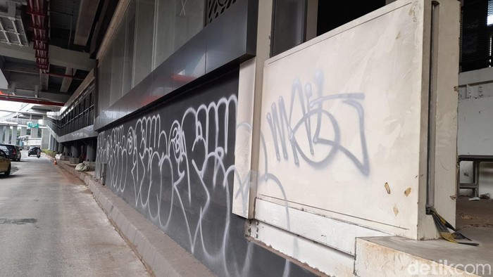 Halte bus TransJakarta (TransJ) di bawah Stasiun LRT Setiabudi menjadi sasaran vandalisme. Pelaku vandalisme juga disebut mengeroyok satpam. (Ilham Oktafian/detikcom) Halte bus TransJakarta (TransJ) di bawah Stasiun LRT Setiabudi menjadi sasaran vandalisme. Pelaku vandalisme juga disebut mengeroyok satpam. (Ilham Oktafian/detikcom)