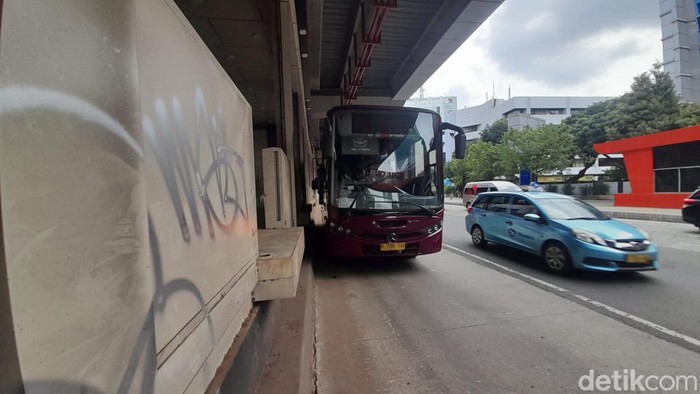 Halte bus TransJakarta (TransJ) di bawah Stasiun LRT Setiabudi menjadi sasaran vandalisme. Pelaku vandalisme juga disebut mengeroyok satpam. (Ilham Oktafian/detikcom)