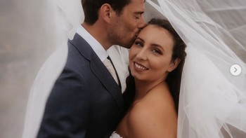 Memang ada juga sebagian komentar yang mengkritik atau mengejeknya, tapi banyak yang membelanya. Ketika seorang pria mengatakan bahwa dia biasa saja maka dia dianggap rendah hati atau lucu, tapi kenapa tidak demikian jika wanita yang mengatakannya? bela seroang netizen. Foto: Instagram