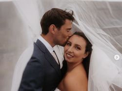 Potret Istri dan Suami Terlalu Tampan yang Viral