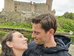 Potret Istri dan Suami Terlalu Tampan yang Viral