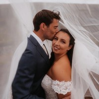 Sebagai seseorang yang tertarik pada bentuk manusia kebanyakan aku bisa bilang kamu bukan wanita biasa saja. Lihat saja mata, senyum, dan kulitmu yang bersih? Dia sangat tampan, dia memberi harapan pada kita wanita biasa saja, tulis wanita yang mendukungnya.Foto: Instagram @hazelmcbrideauthor