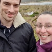 Seorang penulis bernama Hazel McBride viral di TikTok karena pasangannya yang sangat tampan. Wanita tersebut mengakui bahwa pria tersebut terlalu rupawan untuk dirinya yang berpenampilan biasa. Foto: TikTok