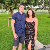 Postingan tersebut membuat netizen terbelah. Selain pujian, Hazel juga mendapatkan komentar yang kurang menyenangkan. Apakah kamu sedang mabuk? Dia benar-benar melakukan pekerjaan amal,Foto: Instagram @hazelmcbrideauthor