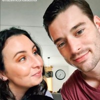 Sejak sebelum menikahn Hazel memang sering mamerkan pasangannya di media sosial. Dalam sebuah video yang viral, ia menulis Kapan lagi kita melihat pria yang sangat tampan dengan wanita yang biasa saja?  Foto: Instagram @hazelmcbrideauthor