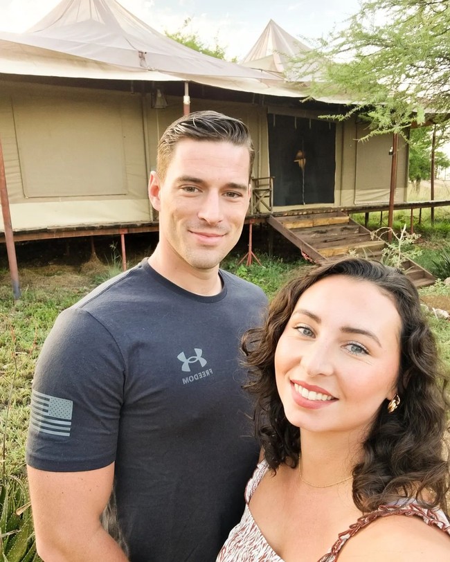 Hazel yang menyebut dirinya tampak seperti kentang di sebelah suami pun menunjukkan sejumlah foto kemesraan mereka yang bikin wanita iri.Foto: Instagram @hazelmcbrideauthor