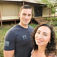 Hazel yang menyebut dirinya tampak seperti kentang di sebelah suami pun menunjukkan sejumlah foto kemesraan mereka yang bikin wanita iri.Foto: Instagram @hazelmcbrideauthor