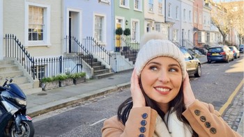 Istri yang satu ini merasa suaminya ganteng banget sehingga tampak ia menjadi cukup minder. Postingan Hazel McBride, penulis dan artis asal Inggris, pun menjadi viral di TikTok. Foto: Instagram