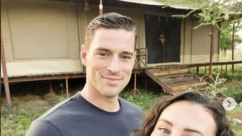 Dalam video berdurasi 5 detik itu, Hazel tampak melihat suaminya yang kelahiran Belanda, lalu saling tersenyum. Sebagian netizen phn membesarkan hati Hazel. Aku tidak melihat wanita yang biasa saja, aku melihat dua sosok menawan, tulis sebuah komentar. Foto: Instagram