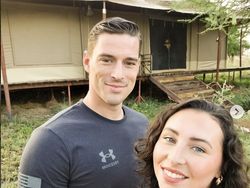 Potret Istri dan Suami Terlalu Tampan yang Viral