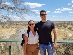 Potret Istri dan Suami Terlalu Tampan yang Viral