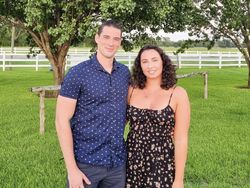 Potret Istri dan Suami Terlalu Tampan yang Viral