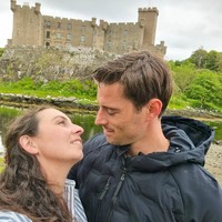 Adapun yang mempertanyakan apakah suaminya yang tampan justru membuat rasa tidak aman dan Hazel menjawab, Tidak, aku merasa aman dalam hubungan kami dan pada diriku sendiri, tulisnya. Mungkin karena kepribadiannya biasa saja tapi kepribadianku sangat bagus,Foto: Instagram @hazelmcbrideauthor