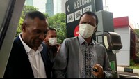 Begitu turun dari mobil, Hercules tiba-tiba mengepalkan tangan ke arah awak media yang menunggu di gedung KPK. Sembari berjalan, Hercules juga terus melontarkan ancaman verbal. Mau dihajar? Mau dihajar? Kalau mau hajar gw hajar, kata Hercules.