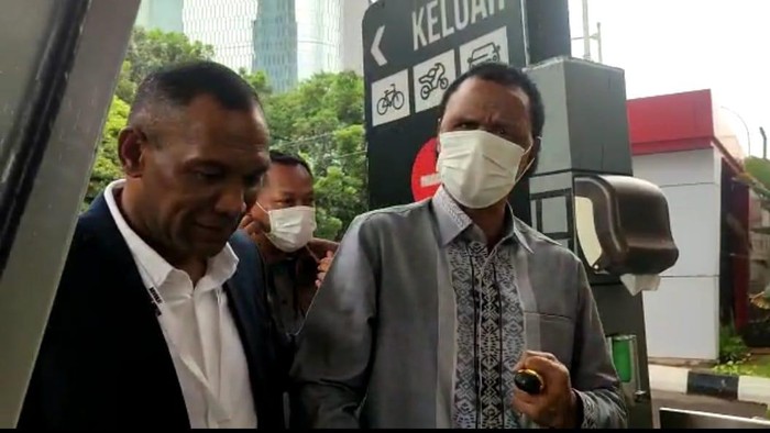 Hercules tiba-tiba mengepalkan tangan saat tiba di KPK untuk diperiksa. (Tim detikcom)