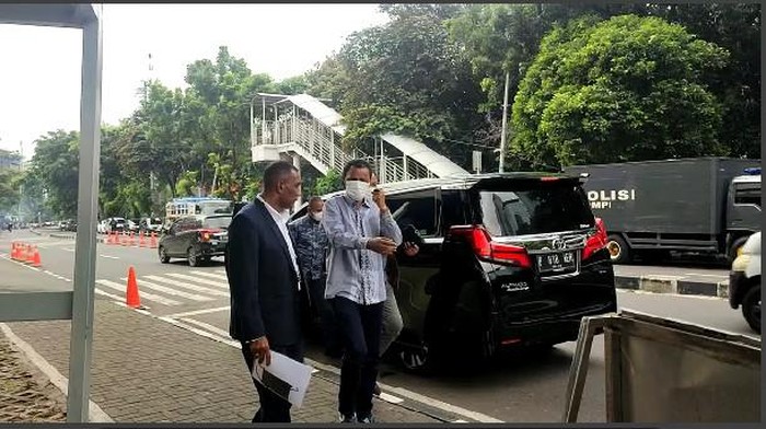 Hercules tiba-tiba mengepalkan tangan dan marah-marah saat tiba di KPK untuk diperiksa. (Yogi Ernes/detikcom) Hercules tiba-tiba mengepalkan tangan dan marah-marah saat tiba di KPK untuk diperiksa. (Yogi Ernes/detikcom)