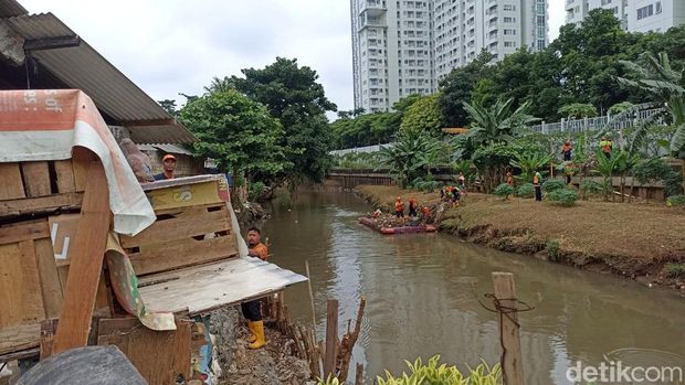 Heru Budi Tinjau Lokasi Pembangunan Tebing Kali Pesanggrahan Jakbar