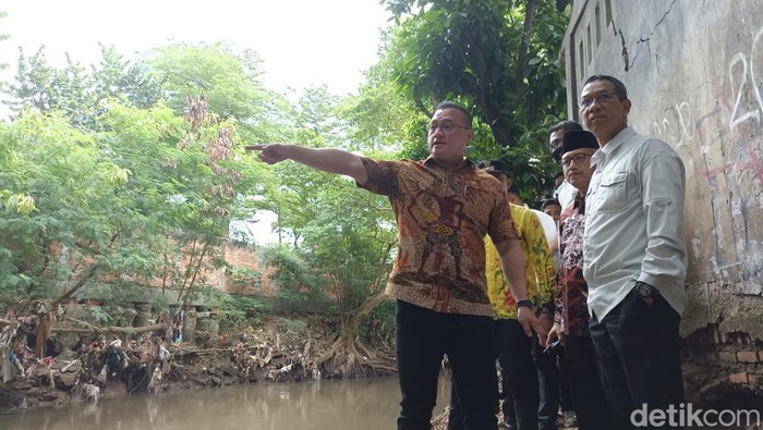 Heru Budi Tinjau Lokasi Pembangunan Tebing Kali Pesanggrahan Jakbar