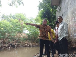Heru Budi Tinjau Lokasi Pembangunan Tebing Kali Pesanggrahan Jakbar