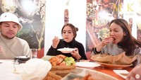 Kebersamaan lain antara Ivan dan Maharani ketika di Jerman. Mereka mengajak Bunda Corla untuk makan bersama di restoran Indonesia. Foto: Instagram/YouTube