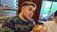 Ivan Gunawan juga membagikan momennya di luar negeri. Ia tampak menikmati kepiting di sebuah restoran. Foto: Instagram/YouTube