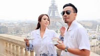 Ketika berada di Paris bersama sang suami, Maharani juga membagikan momennya. Mereka tampak menikmati secangkir kopi panas. Foto: Instagram/YouTube