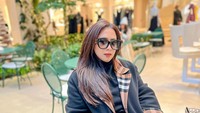 Ketika berada di luar negeri, Maharani Kemala tampil paripurna. Seperti posenya satu ini ketika sedang minum lemonade di kafe. Foto: Instagram/YouTube