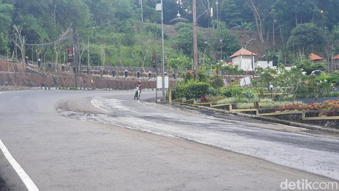 Jalan Jogja-Wonosari di perbatasan Kabupaten Gunungkidul-Bantul yang berlubang dan basah karena rembesan air, Kamis (19/1/2023).