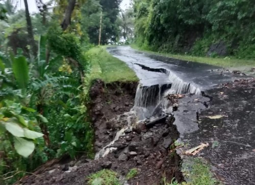 Jalan yang ada di Desa Manggis jebol akibat diguyur hujan deras Kamis (19/1/2023). (Istimewa)