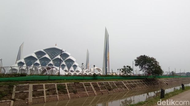 Tim detikJabar mencoba menjajal jalur alternatif menuju Masjid Al Jabbar Bandung, Kamis (19/1/2023).