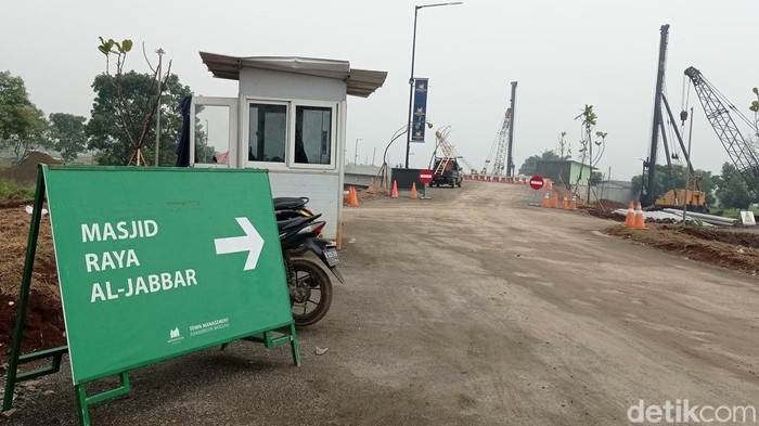 Tim detikJabar mencoba menjajal jalur alternatif menuju Masjid Al Jabbar Bandung, Kamis (19/1/2023).