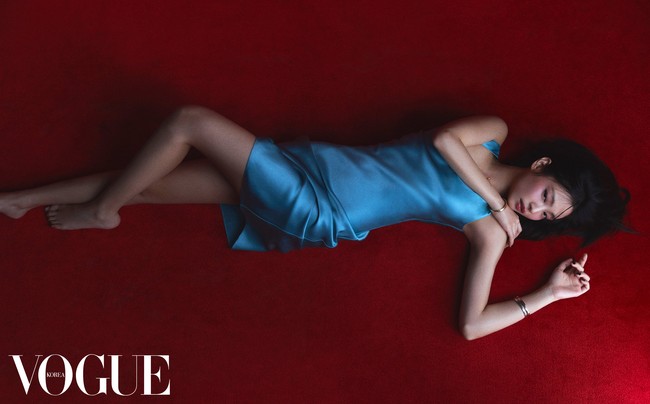 Dalam pemotretannya, Jennie BLACKPINK tampil seksi memamerkan punggungnya. Dia memakai sejumlah gaun koleksi Chanel Spring Summer 2023. Foto: dok. Vogue Korea