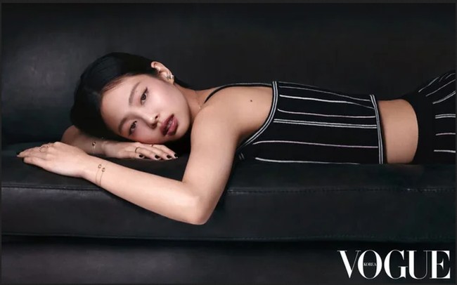 Penampilan Jennie BLACKPINK dilengkapi dengan koleksi perhiasan Chanel Coco Crush. Harga gelang yang dikenakannya berkisar dari $7,900 hingga $12,450 (Rp 119 jutaan hingga Rp 188 jutaan). Foto: dok. Vogue Korea