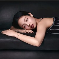 Penampilan Jennie BLACKPINK dilengkapi dengan koleksi perhiasan Chanel Coco Crush. Harga gelang yang dikenakannya berkisar dari $7,900 hingga $12,450 (Rp 119 jutaan hingga Rp 188 jutaan). Foto: dok. Vogue Korea