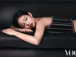 7 Foto Seksi Jennie BLACKPINK Pamer Punggung Pakai Gaun Chanel