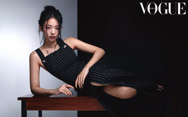 Jennie BLACKPINK menjalani pemotretan bersama Vogue Korea. Rapper grup BLACKPINK itu menghiasi sampul majalah Vogue Korea edisi Februari 2023. Foto: dok. Vogue Korea