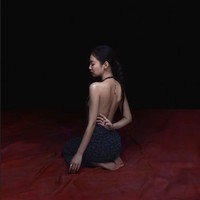 Lebih lanjut, Jennie mengungkap baju yang dikenakannya saat solo stage selama tur dunia dirancang khusus oleh Chanel. Jennie menyanyikan lagu solo terbarunya You and Me yang belum pernah dirilis. Foto: dok. Vogue Korea