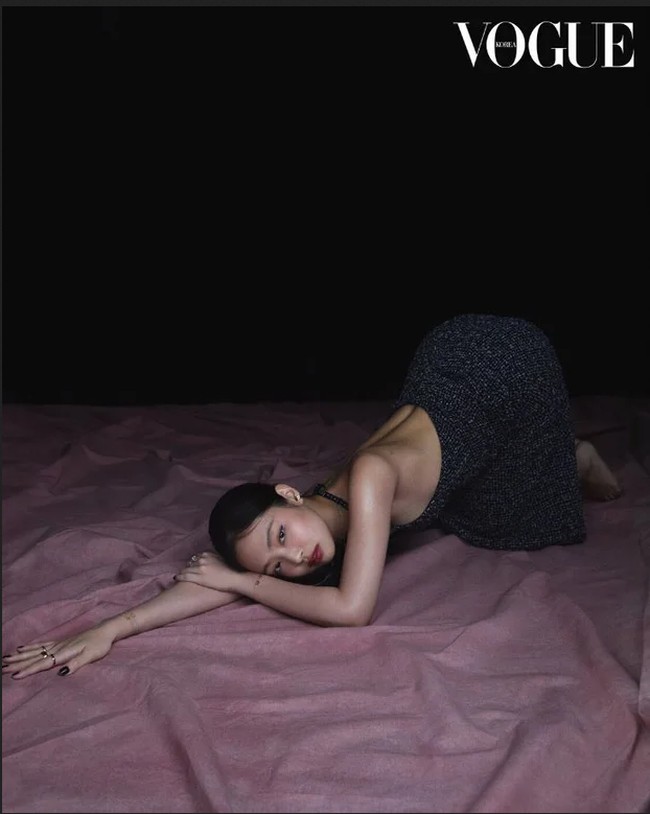 Dalam wawancaranya dengan Vogue Korea, Jennie BLACKPINK mengungkap fakta baru tentang dirinya. Dia membawa bantal rumahnya selama tur dunia agar mendapat tidur nyenyak. Foto: dok. Vogue Korea