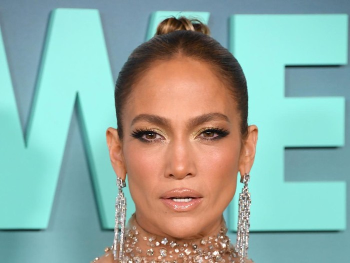 Jennifer Lopez di Premiere Film Dari kiri, Simu Liu, Jennifer Lopez dan Sterling K. Brown, pose bersama di premiere film Atlas di Egyptian Theatre, Senin, 20 Mei 2024, Los Angeles.