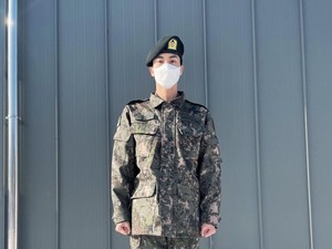 Jin BTS Perdana Unggah Foto Saat Wamil, Intip Penampilannya Pakai Seragam