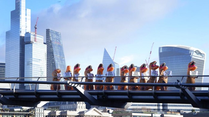 Kawanan 'Dinosaurus' Jajah Kota London Semarakkan Hidup Sehat PETA (People for the Ethical Treatment of Animals) supporters dressed in dinosaur costumes with the message: