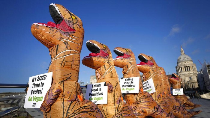 Kawanan 'Dinosaurus' Jajah Kota London Semarakkan Hidup Sehat PETA (People for the Ethical Treatment of Animals) supporters dressed in dinosaur costumes with the message: